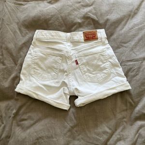 White Levi’s jean Shorts size 26